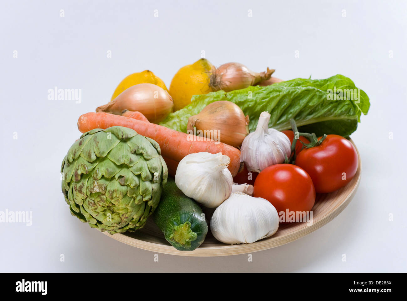 Ciotola di legno con varie verdure e insalate Foto Stock