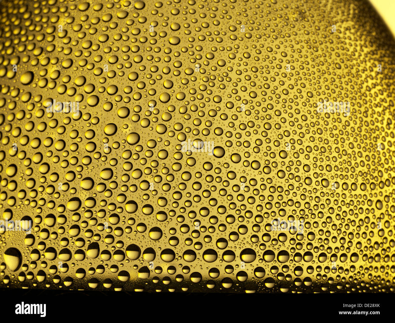 Gocce di acqua su una bottiglia di plastica, vista dettagliata Foto Stock