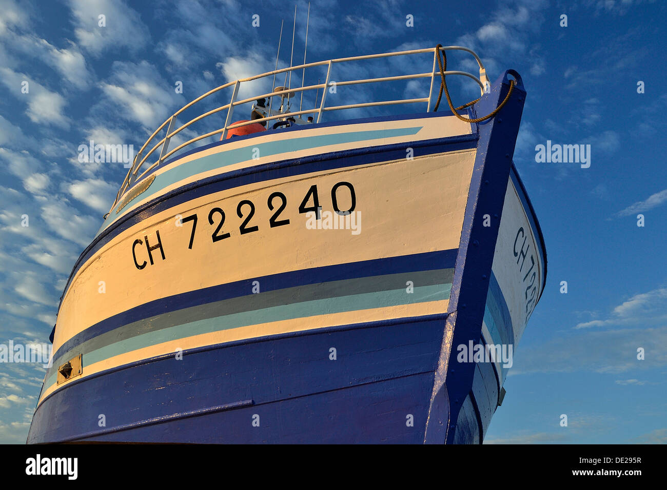 Trawler con scafo in legno, essendo ripristinato su un dock a Granville (Bassa Normandia, Francia). Foto Stock