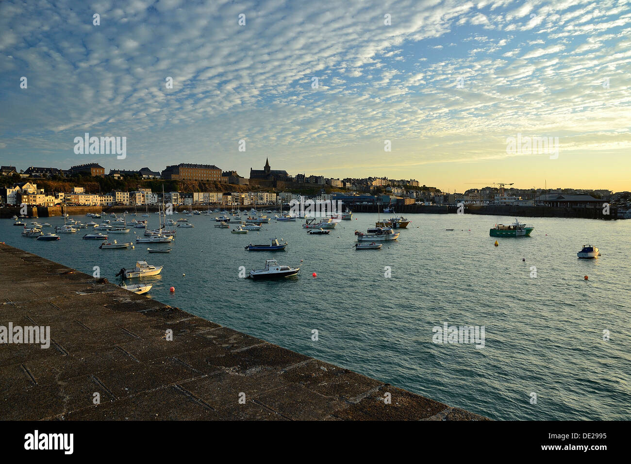 Granville Harbour per l'alaggio barche, Haute Ville in background (Bassa Normandia, Francia). Foto Stock