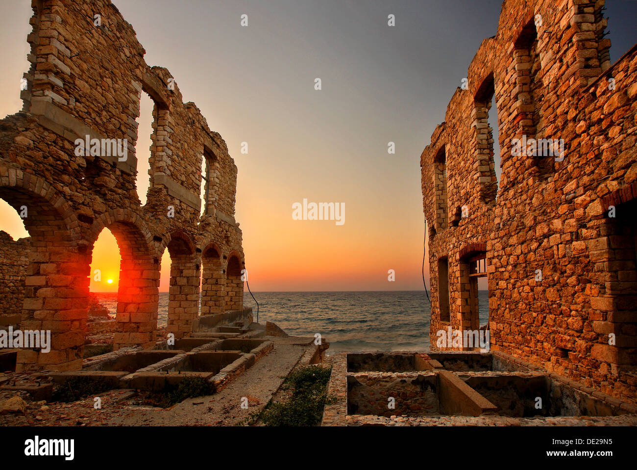 Tramonto in una conceria abbandonata in Karlovasi town, Samos Island, Grecia Foto Stock