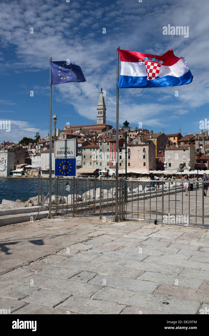 Ue-ammissione della Croazia, bandiere dell'UE e della Croazia sventolando presso il porto di Rovigno, Croazia, simbolo immagine simbolica, Foto Stock