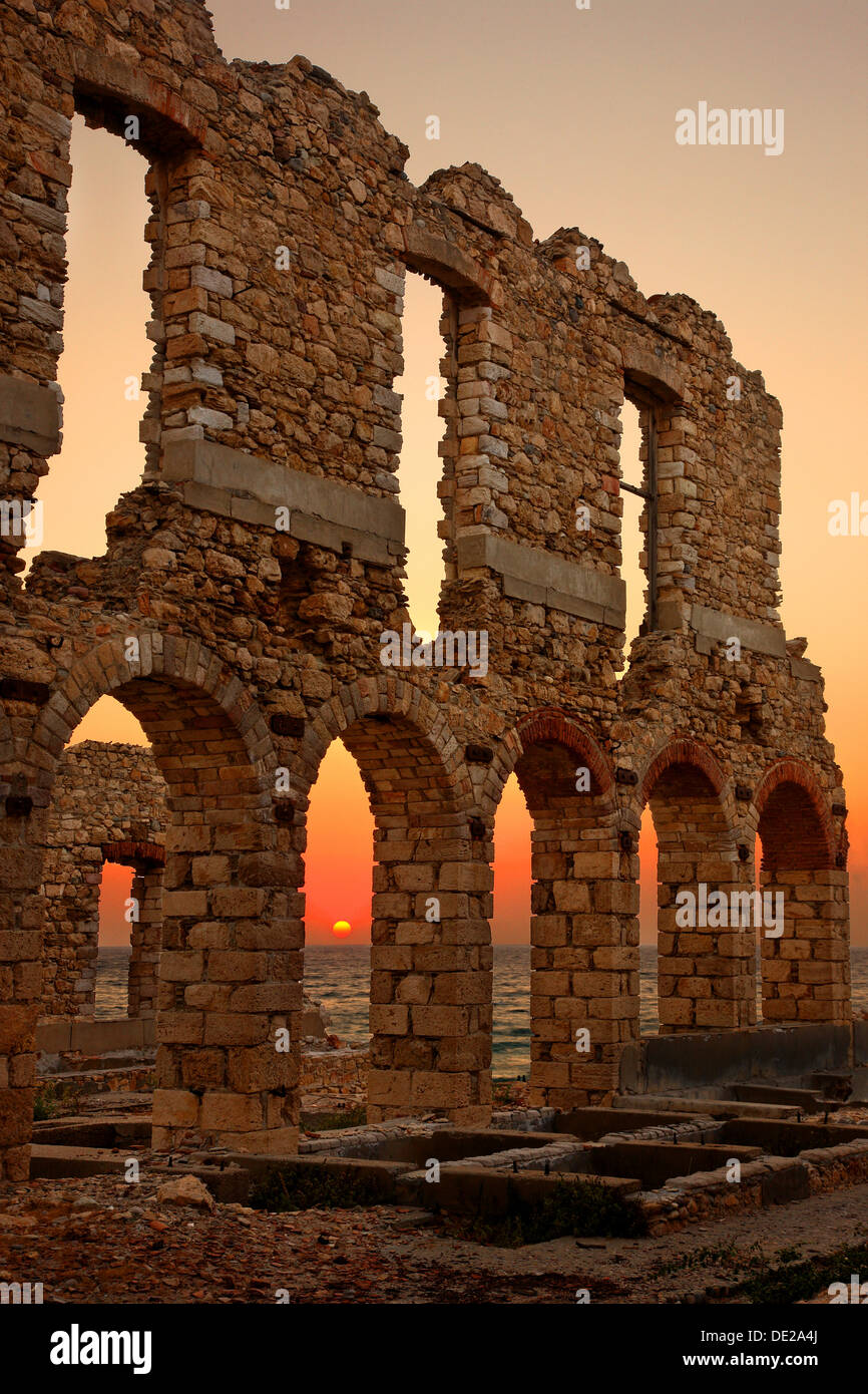 Tramonto in una conceria abbandonata in Karlovasi town, Samos Island, Grecia Foto Stock