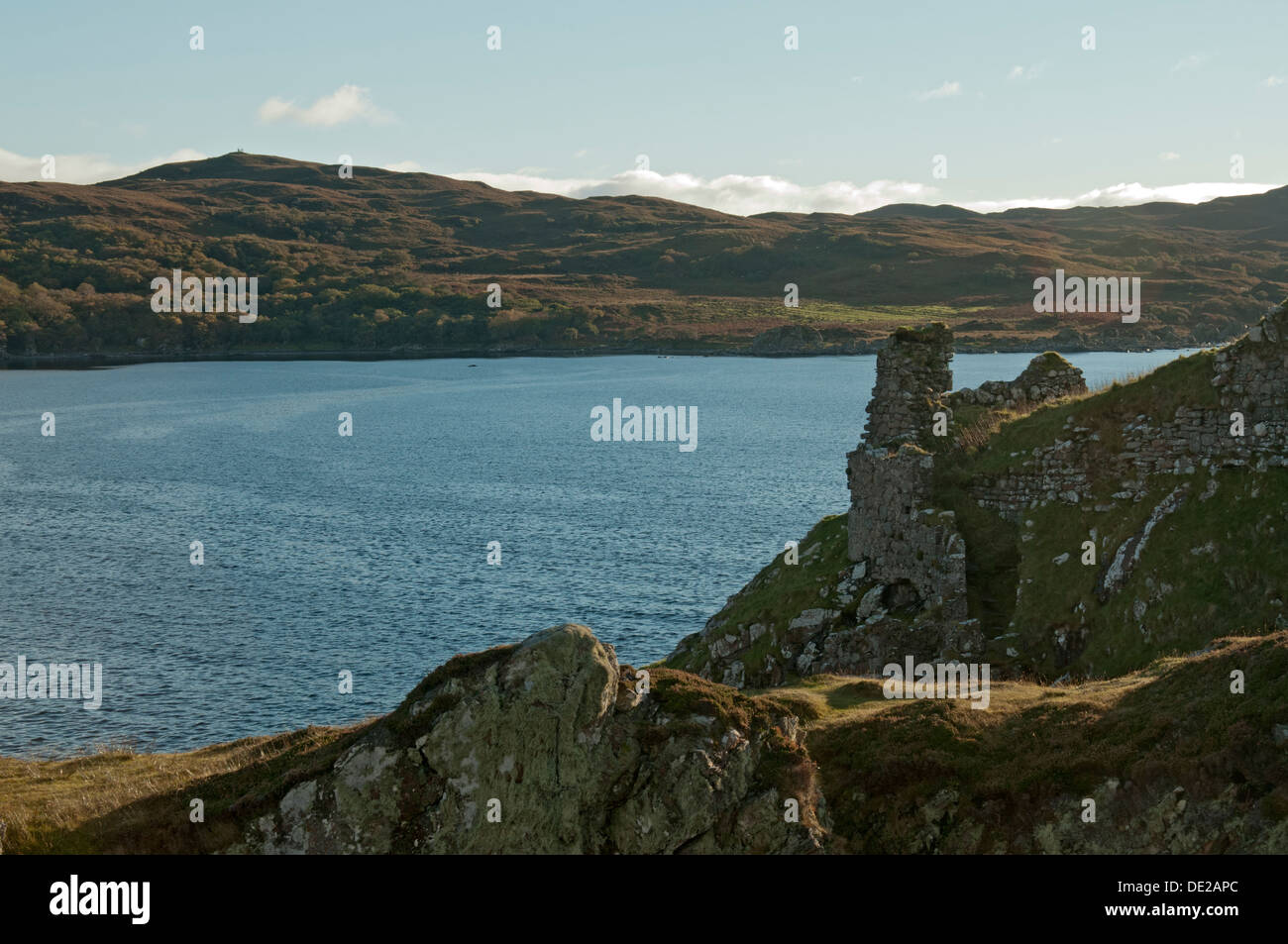 Le rovine del castello di Dunscaith, Ob Gauscavaig baia vicino Tokavaig sulla costa occidentale di Sleat, Isola di Skye, Scotland, Regno Unito Foto Stock