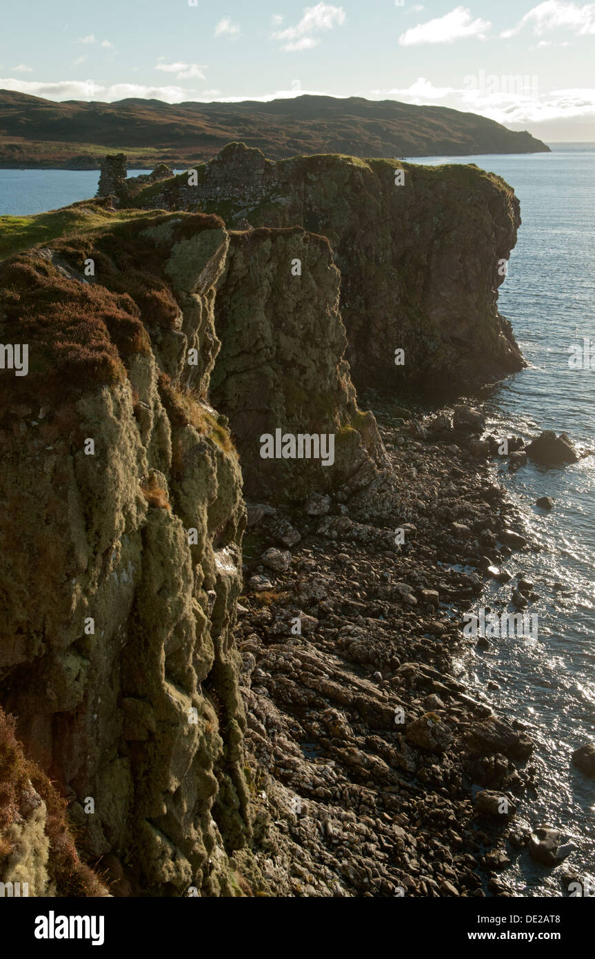 Scogliere a Castello Dunscaith, Ob Gauscavaig baia vicino Tokavaig sulla costa occidentale di Sleat, Isola di Skye, Scotland, Regno Unito Foto Stock