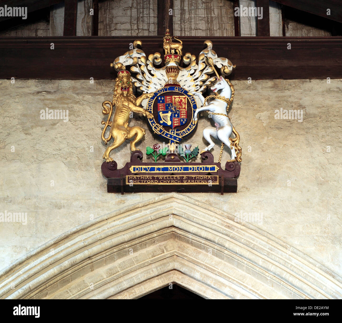 Royal bracci, 1699s, King Charles 2nd, Kings Lynn, St. Margarets Chiesa Norfolk England Regno Unito lion e unicorn Foto Stock