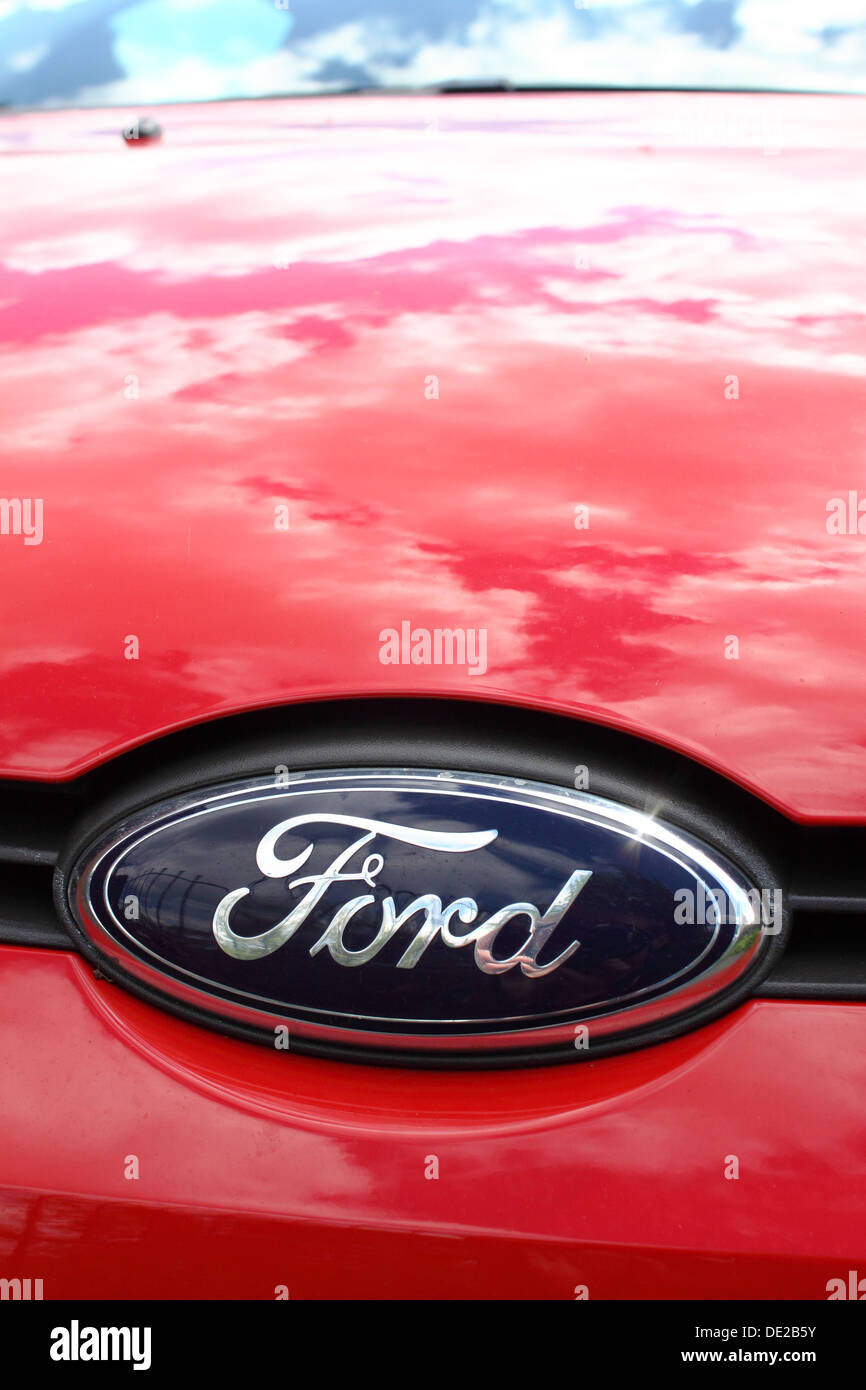 Ford logo sul cofano del motore di un rosso Ford Fiesta Foto stock - Alamy