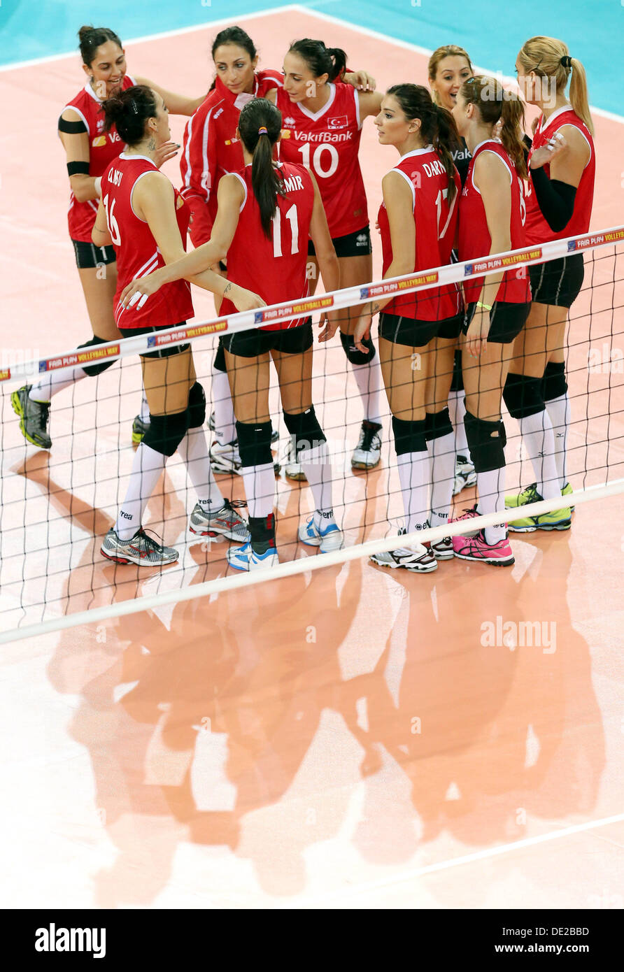 Il team della Turchia festeggia dopo aver vinto la loro donna CEV Pallavolo Campionato Europeo match di spareggio contro la Bielorussia a Gerry Weber Stadium di Halle/Westfalia, Germania, 10 settembre 2013. Foto: Friso Gentsch/dpa Foto Stock