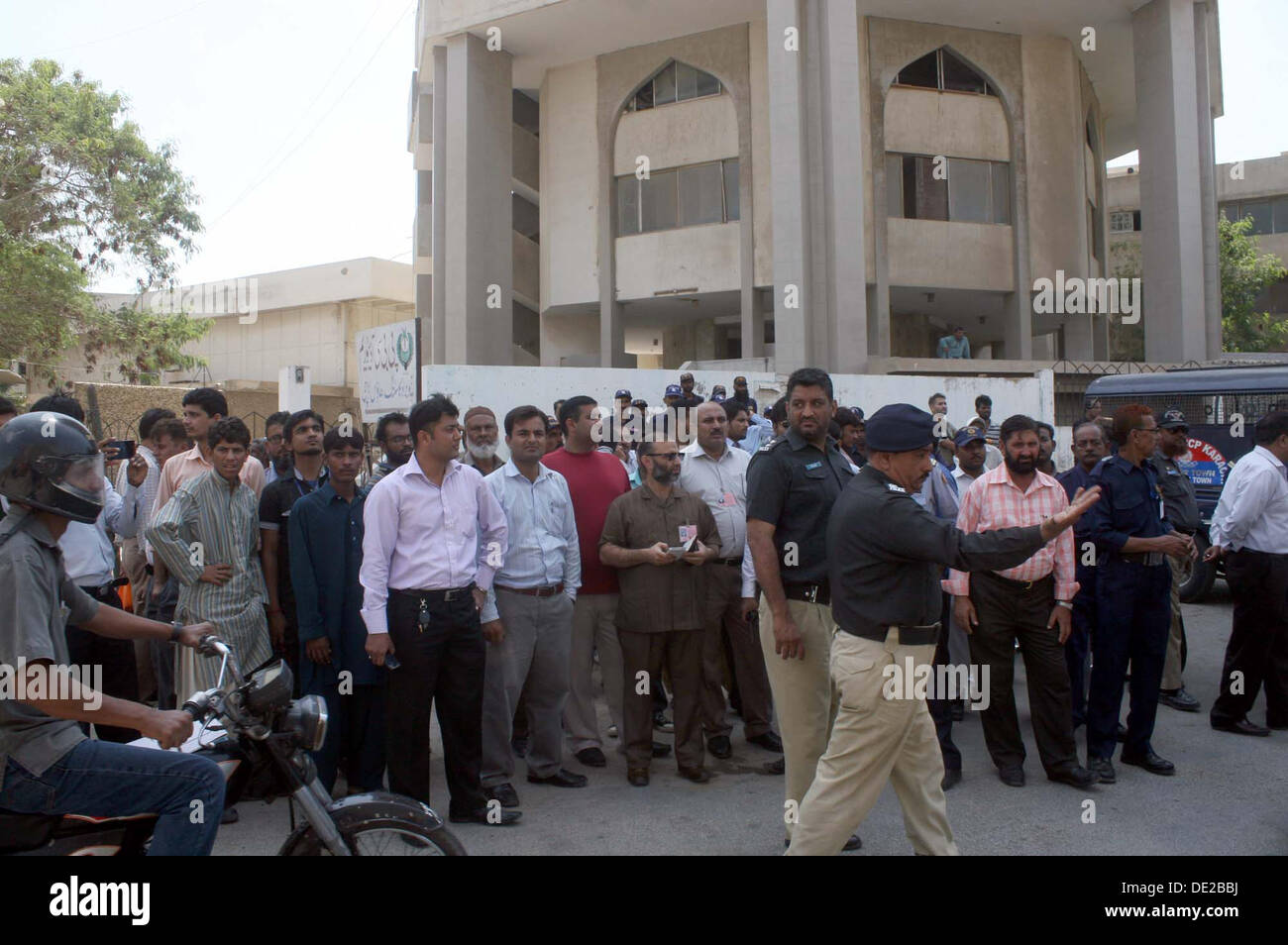 Governo dipendenti lavorano presso il Centro Civico stanno protestando contro il distacco di elettricità di Karachi Electric Supply Company, a KESC ufficio situato nei locali del Centro Civico di Karachi il Martedì, Settembre 10, 2013. Foto Stock