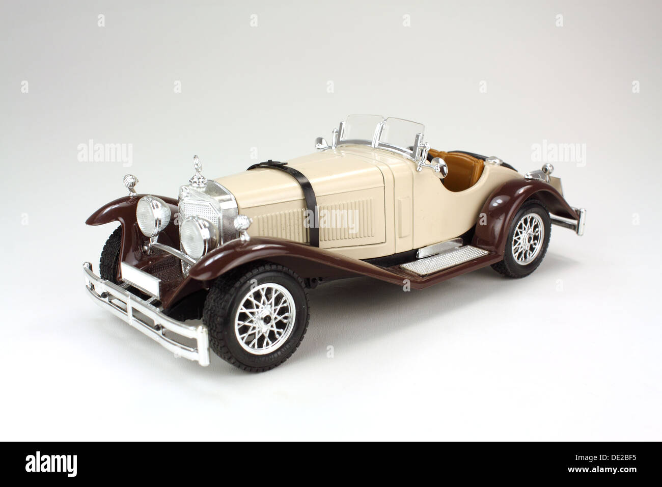 Modello di un vintage Mercedes-Benz auto su sfondo bianco Foto Stock