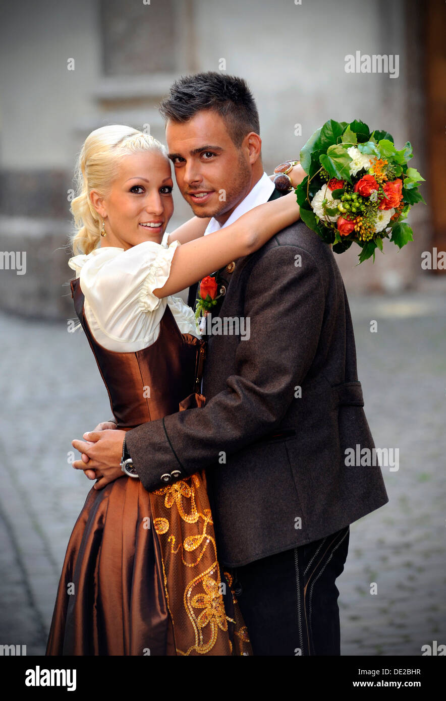 Matrimonio sposa e lo sposo in abito tradizionale Foto Stock