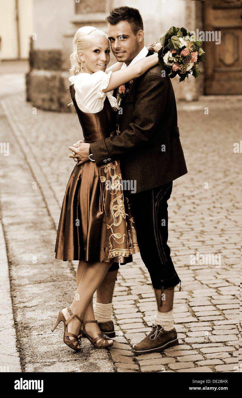 Matrimonio sposa e lo sposo in abito tradizionale Foto Stock