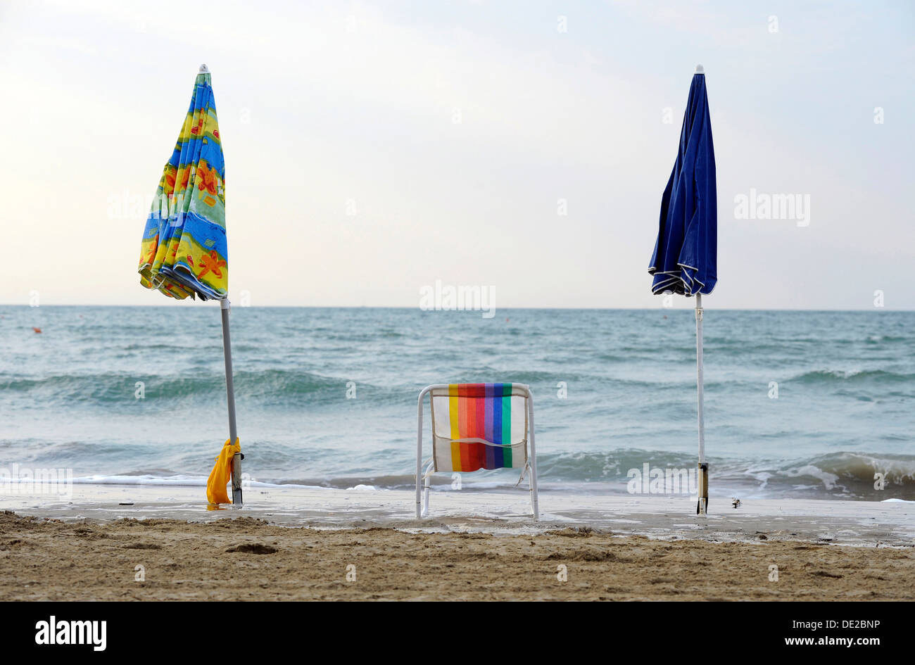 Sedia a sdraio con ombrelloni sulla spiaggia del Mare Adriatico settentrionale vicino a Cavallino campeggio, Jesolo, Venezia, Italia e Europa Foto Stock