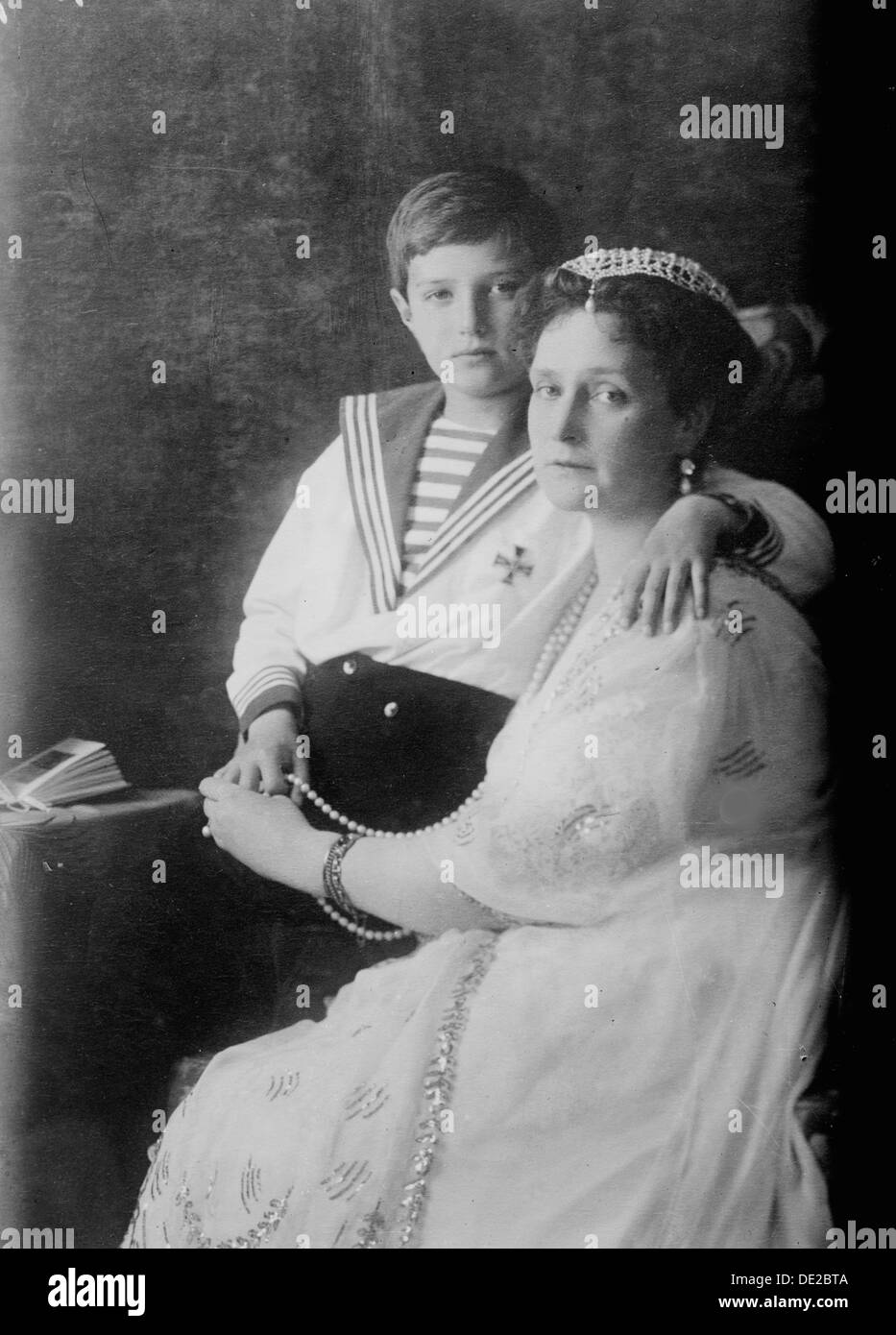 Tsarevich Alexei della Russia e Tsarina Alexandra, c1910. Artista: Anon Foto Stock