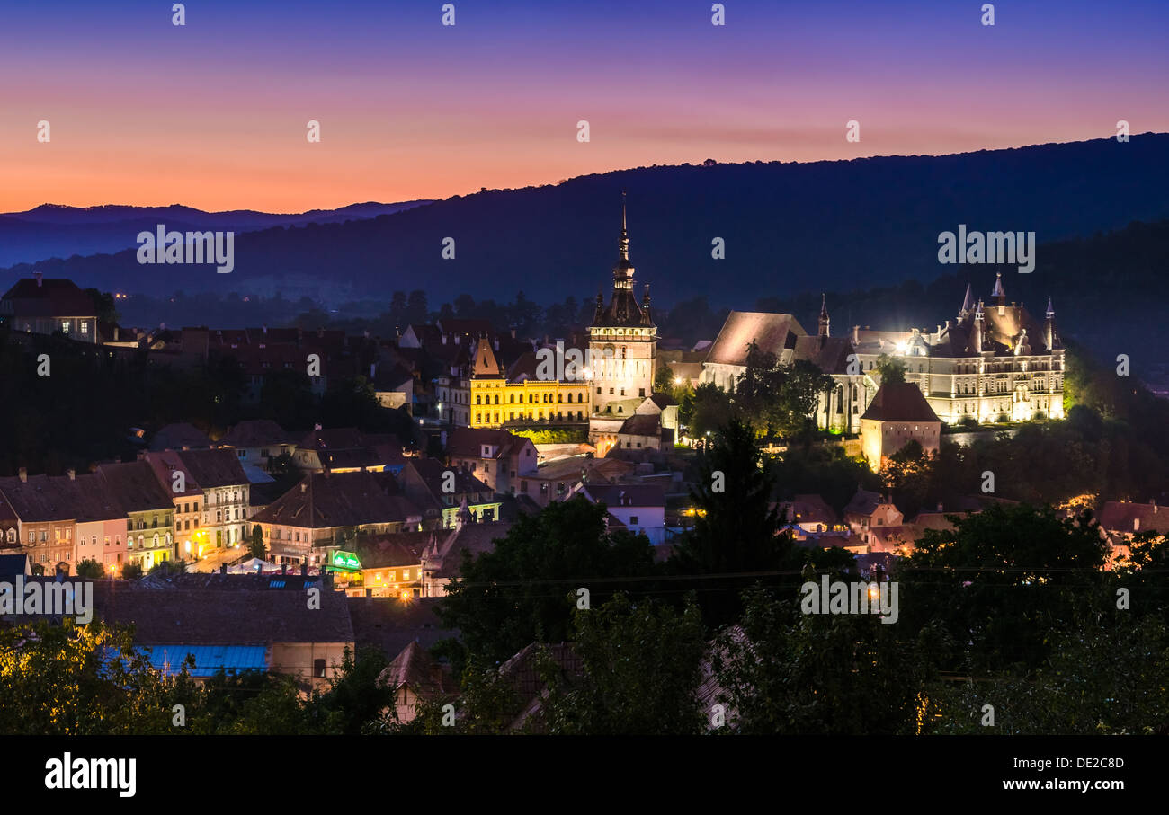 Vista notturna di Sighisoara, Romania dopo il tramonto Foto Stock