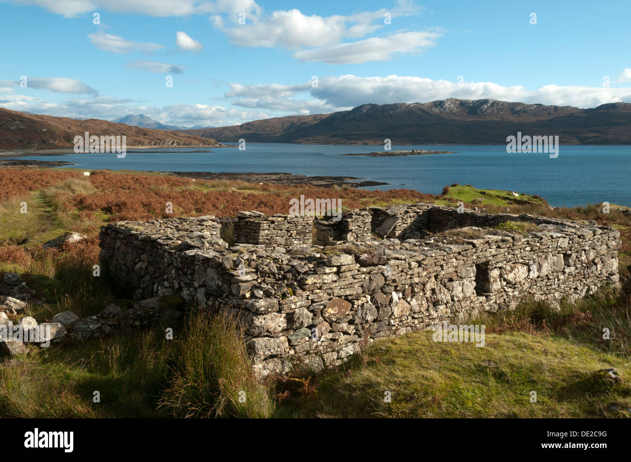 Rovinato croft casa nel villaggio di liquidazione di Boreraig, da Loch Eishort, Isola di Skye, Scotland, Regno Unito Foto Stock