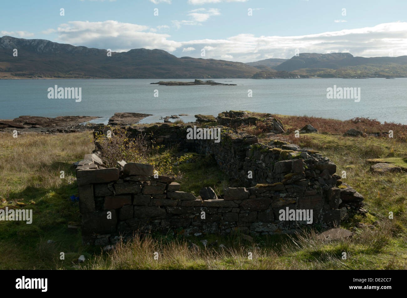 Rovinato croft casa nel villaggio di liquidazione di Boreraig, da Loch Eishort, Isola di Skye, Scotland, Regno Unito Foto Stock