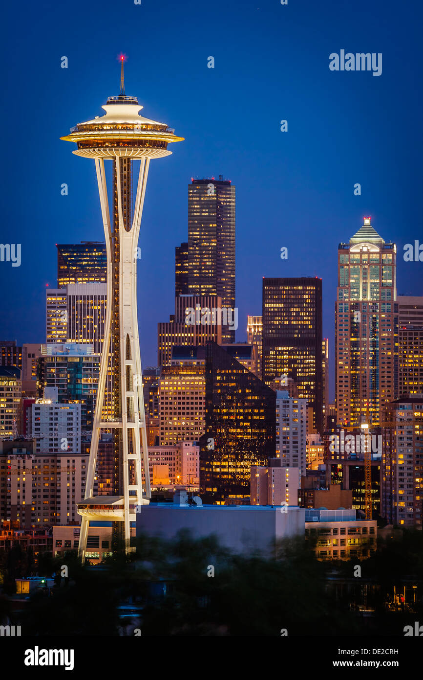 Twilight oltre egli lo Space Needle e il centro cittadino di Seattle, Washington, Stati Uniti d'America Foto Stock