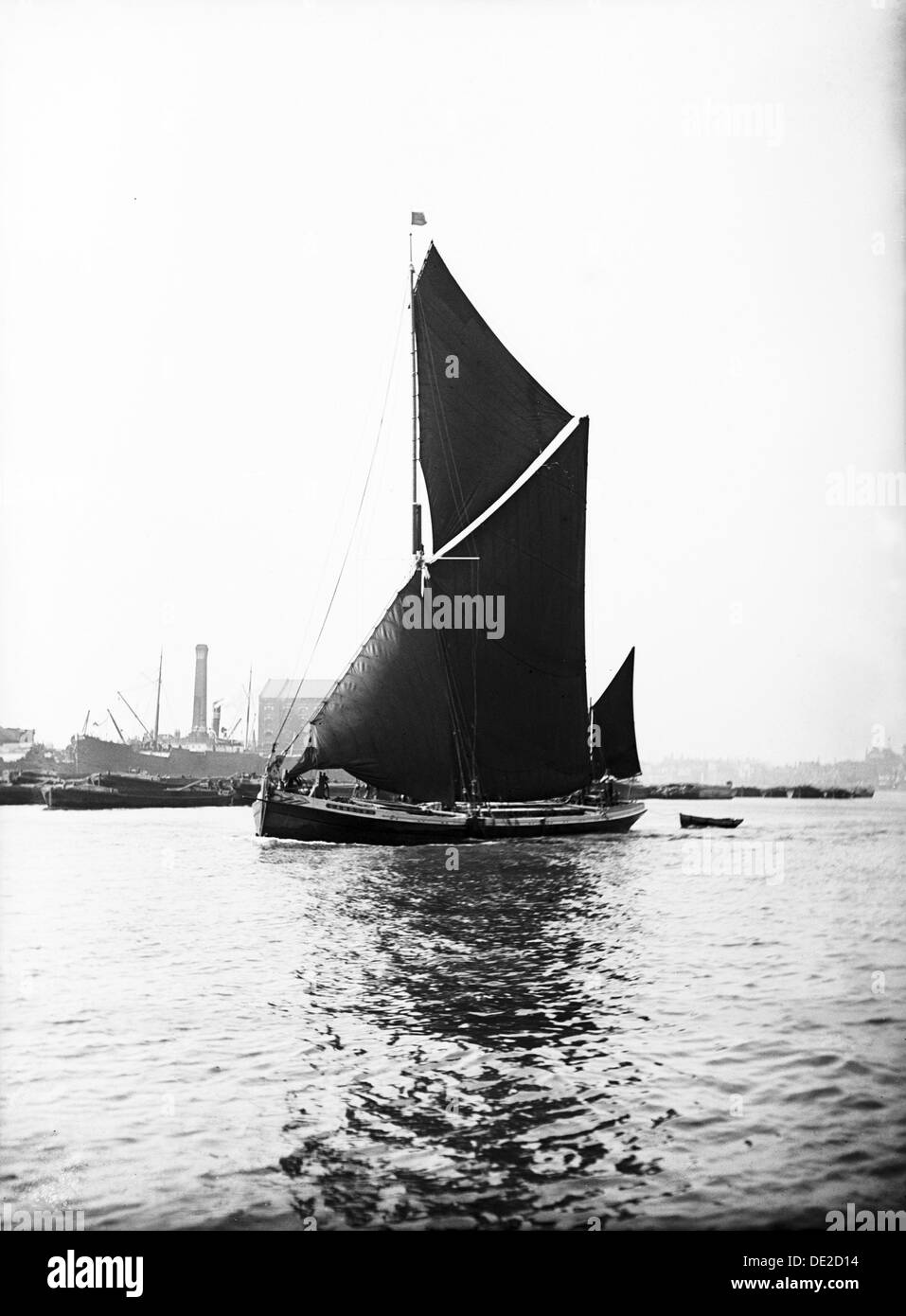 Topsail barge sotto la vela sul Tamigi, Londra, c1905. Artista: sconosciuto Foto Stock
