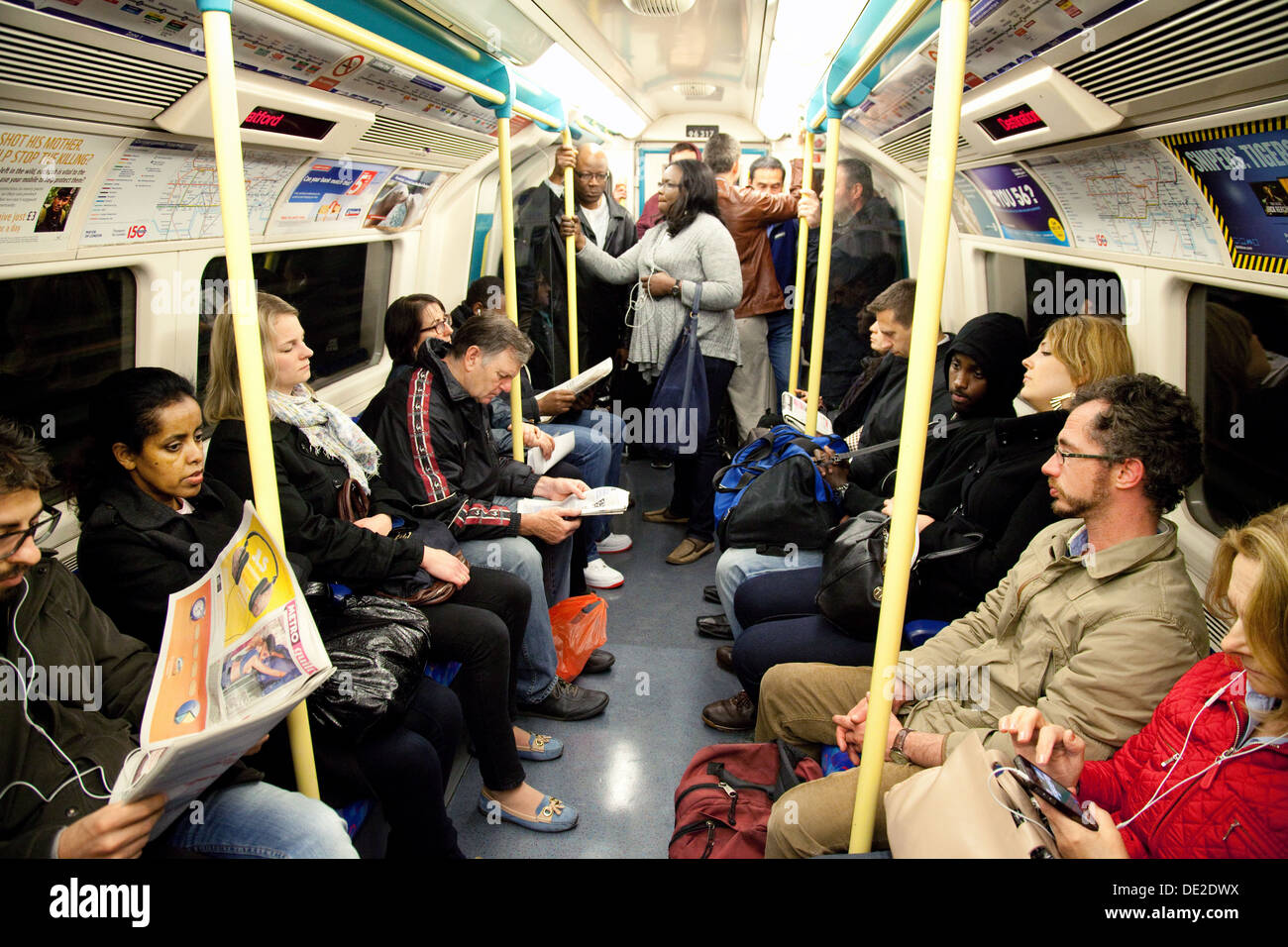 Passeggeri in piedi su un affollato Londra treno sotterraneo, London REGNO UNITO Foto Stock