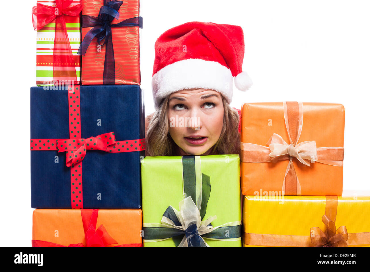 Natale donna con molti presenta guardando in alto, isolati su sfondo bianco. Foto Stock