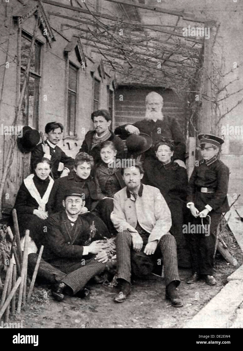 Autore russo Anton Chekhov con la famiglia e gli amici, 1890. Artista: sconosciuto Foto Stock