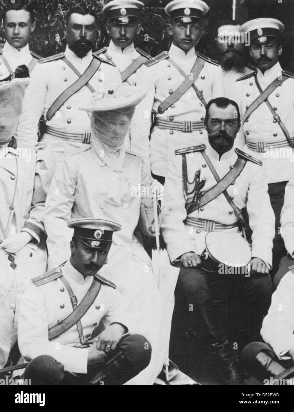 Tsar Nicholas II e Tsarina Alexandra Fyodorovna della Russia con un gruppo di ufficiali dell'esercito, c1904. Artista: sconosciuto Foto Stock