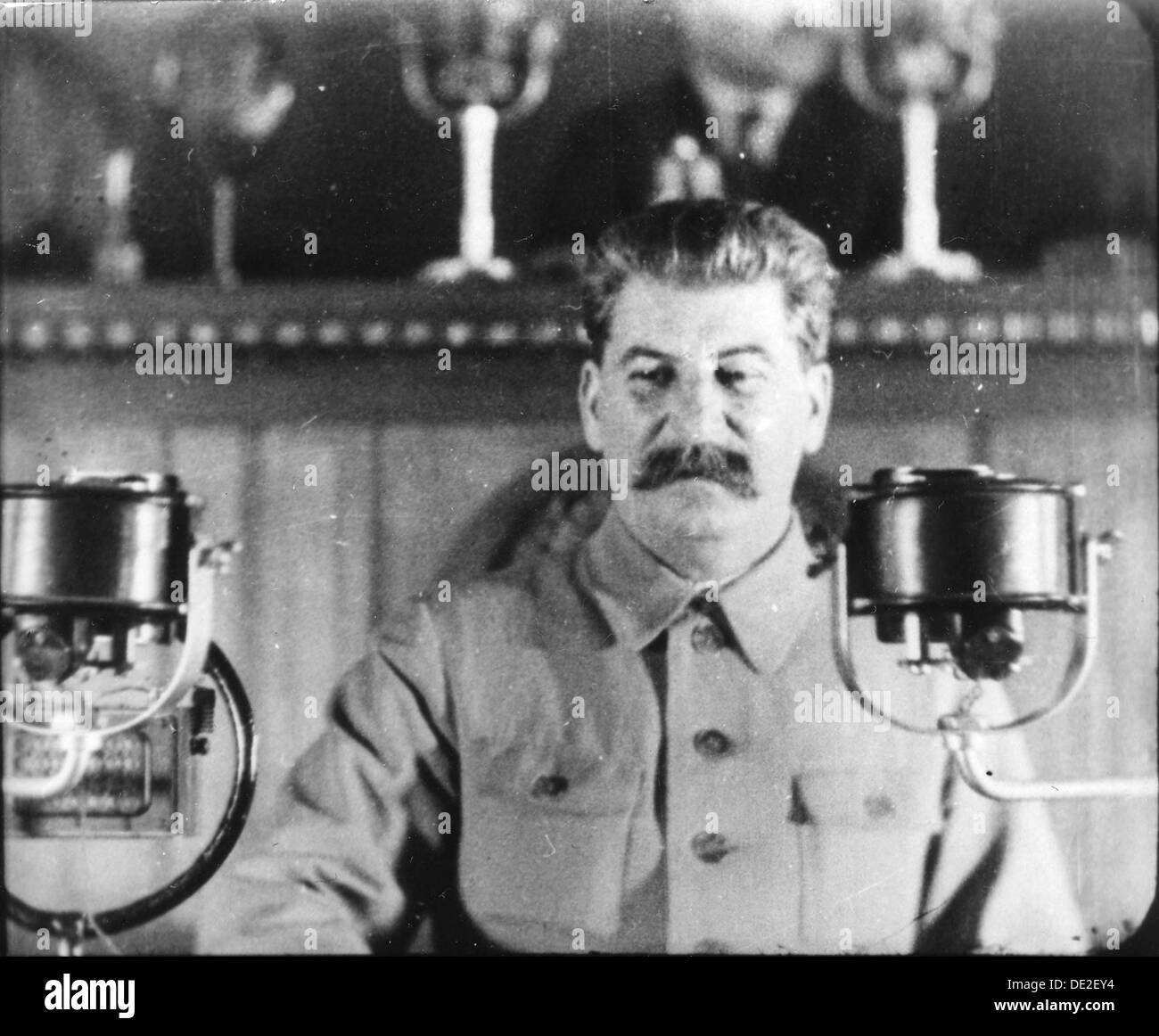 Leader sovietico Josef Stalin dando un discorso al congresso del Partito comunista, 1930s. Artista: sconosciuto Foto Stock