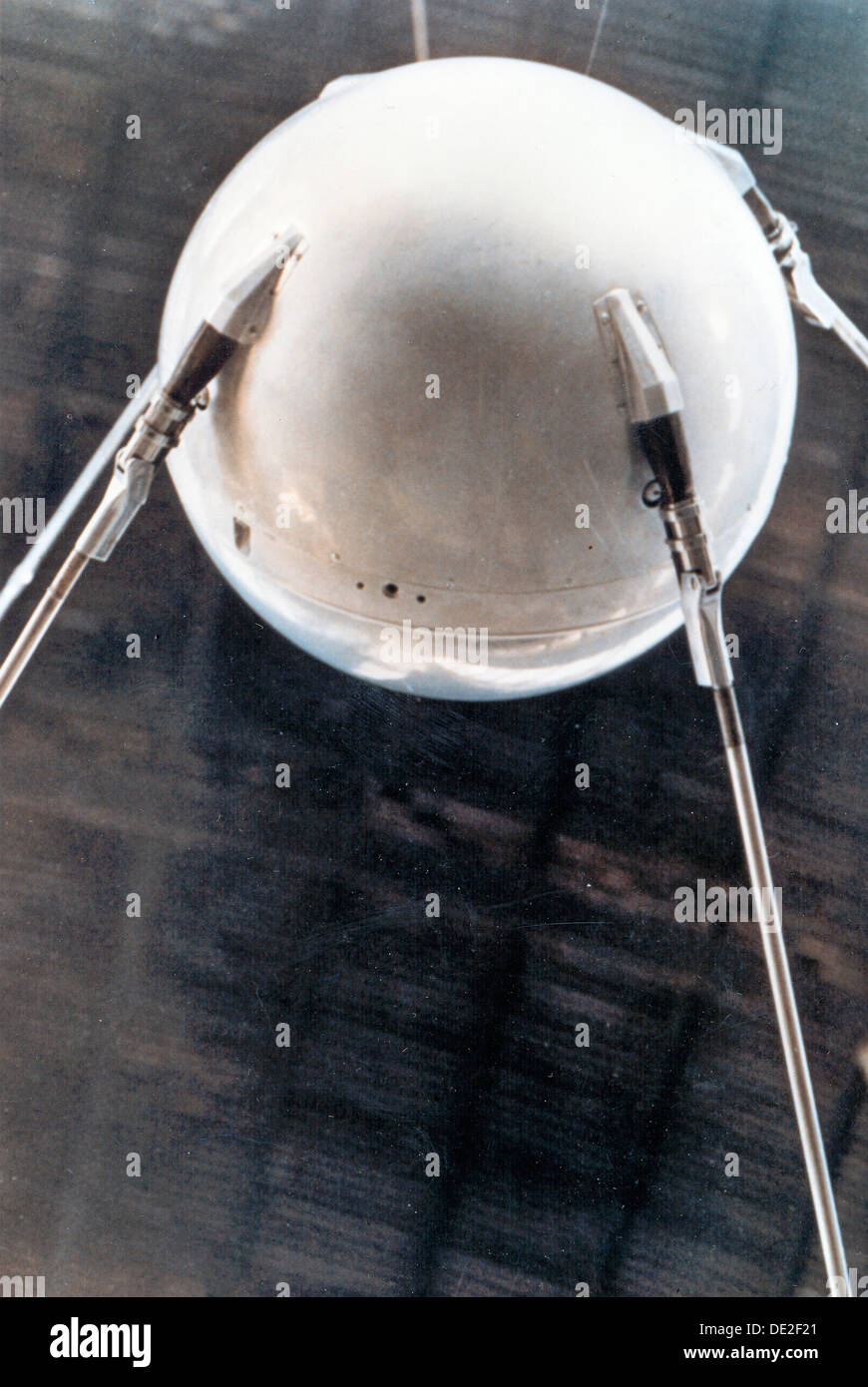 Sputnik 1, satellite russo, 1957. Artista: sconosciuto Foto Stock