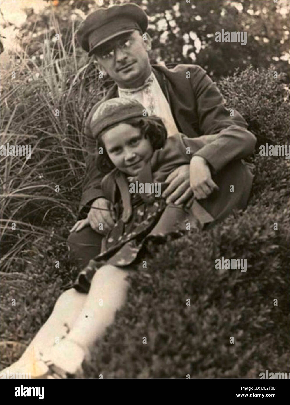 Uomo politico sovietico Lavrentiy Beria con Josef Stalin della figlia vetlana Alliluyeva, URSS, 1930s. Artista: Anon Foto Stock