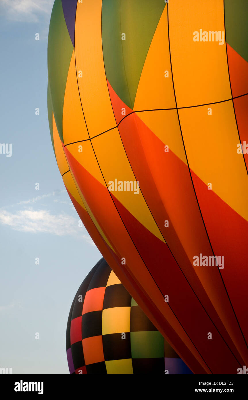 Close-up dei colorati avvolge di due mongolfiere Foto Stock