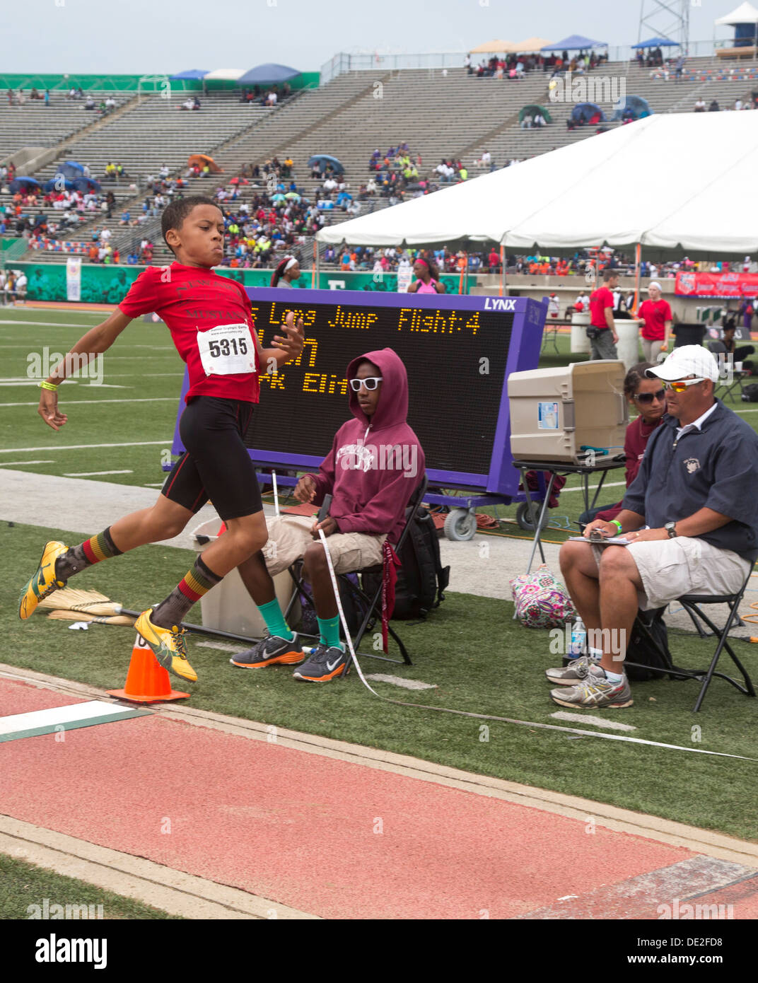 Ypsilanti, Michigan - Ragazzi salto in lungo la concorrenza durante la pista e il campo eventi presso l'AAU Junior Giochi Olimpici. Foto Stock