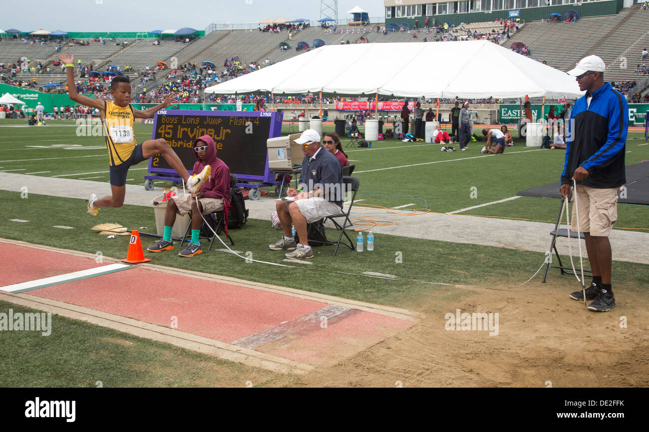 Ypsilanti, Michigan - Ragazzi salto in lungo la concorrenza durante la pista e il campo eventi presso l'AAU Junior Giochi Olimpici. Foto Stock