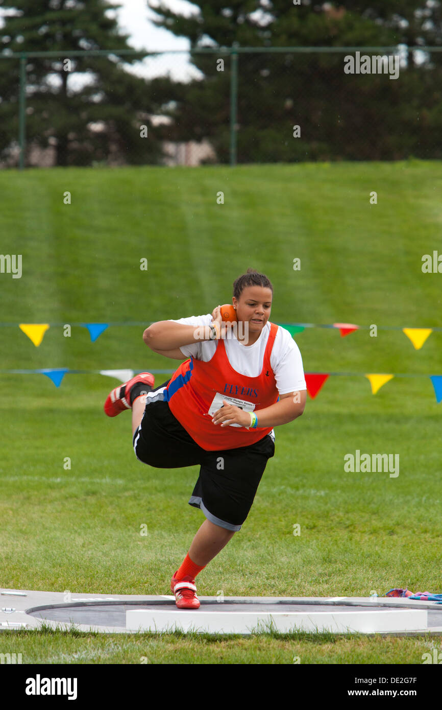 Ypsilanti, Michigan - colpo messo concorrenza durante la pista e il campo eventi presso l'AAU Junior Giochi Olimpici. Foto Stock