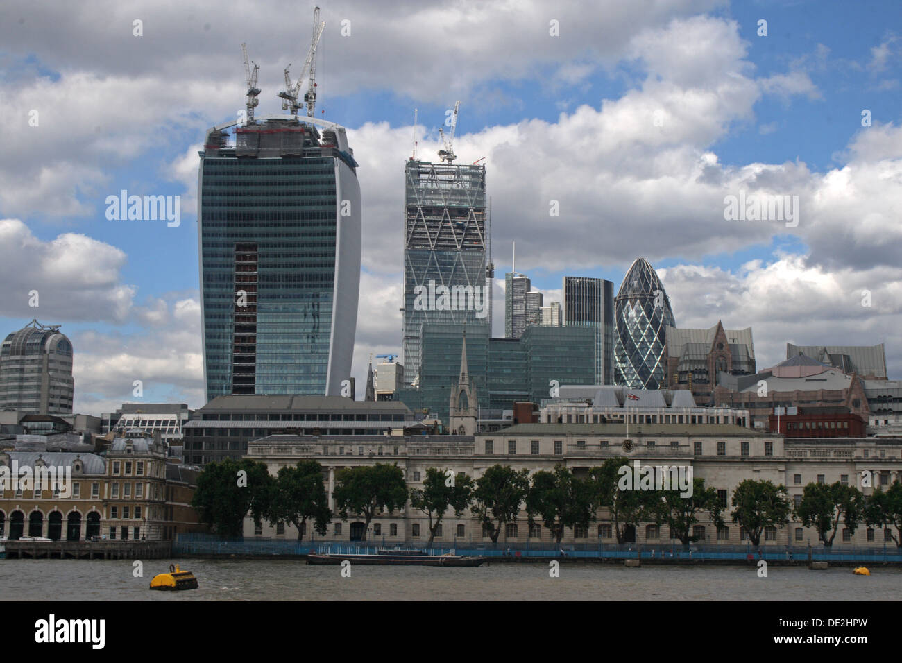 Il 20 Fenchurch Street edificio, a Londra, in Inghilterra. È anche noto come 'Walkie talkie' edificio e 'La pinta'. Foto Stock