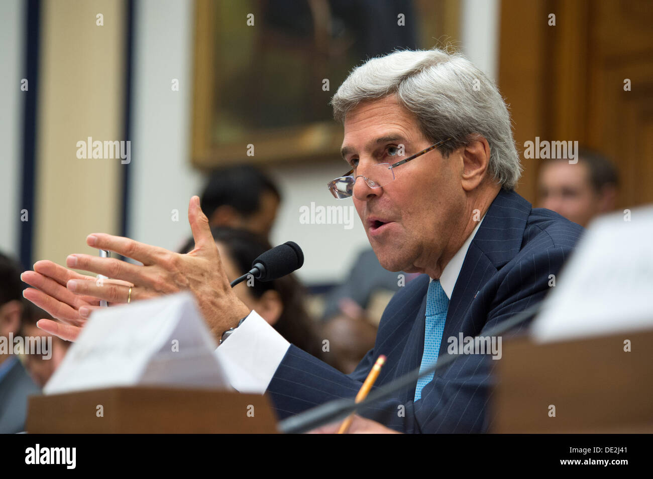 Il Segretario di Stato americano John Kerry testimonia davanti alla casa Comitato delle Forze Armate del 10 settembre 2013 a Washington D.C. Il presidente Barack H. Obama sta cercando l'approvazione del Congresso per una limitata azione militare in Siria in risposta al loro governo il presunto impiego di armi chimiche. Foto Stock