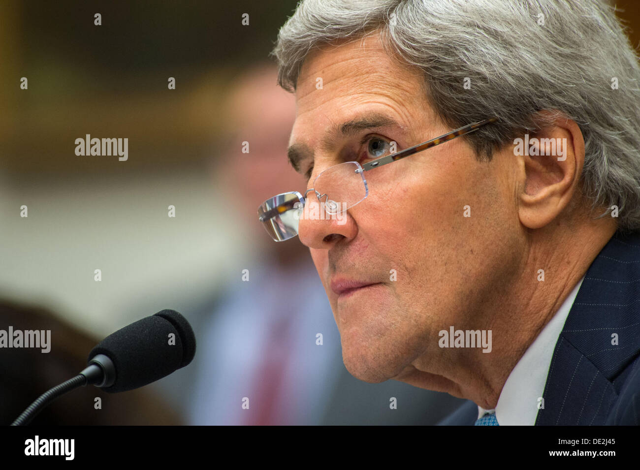 Il Segretario di Stato americano John Kerry testimonia davanti alla casa Comitato delle Forze Armate del 10 settembre 2013 a Washington D.C. Il presidente Barack H. Obama sta cercando l'approvazione del Congresso per una limitata azione militare in Siria in risposta al loro governo il presunto impiego di armi chimiche. Foto Stock