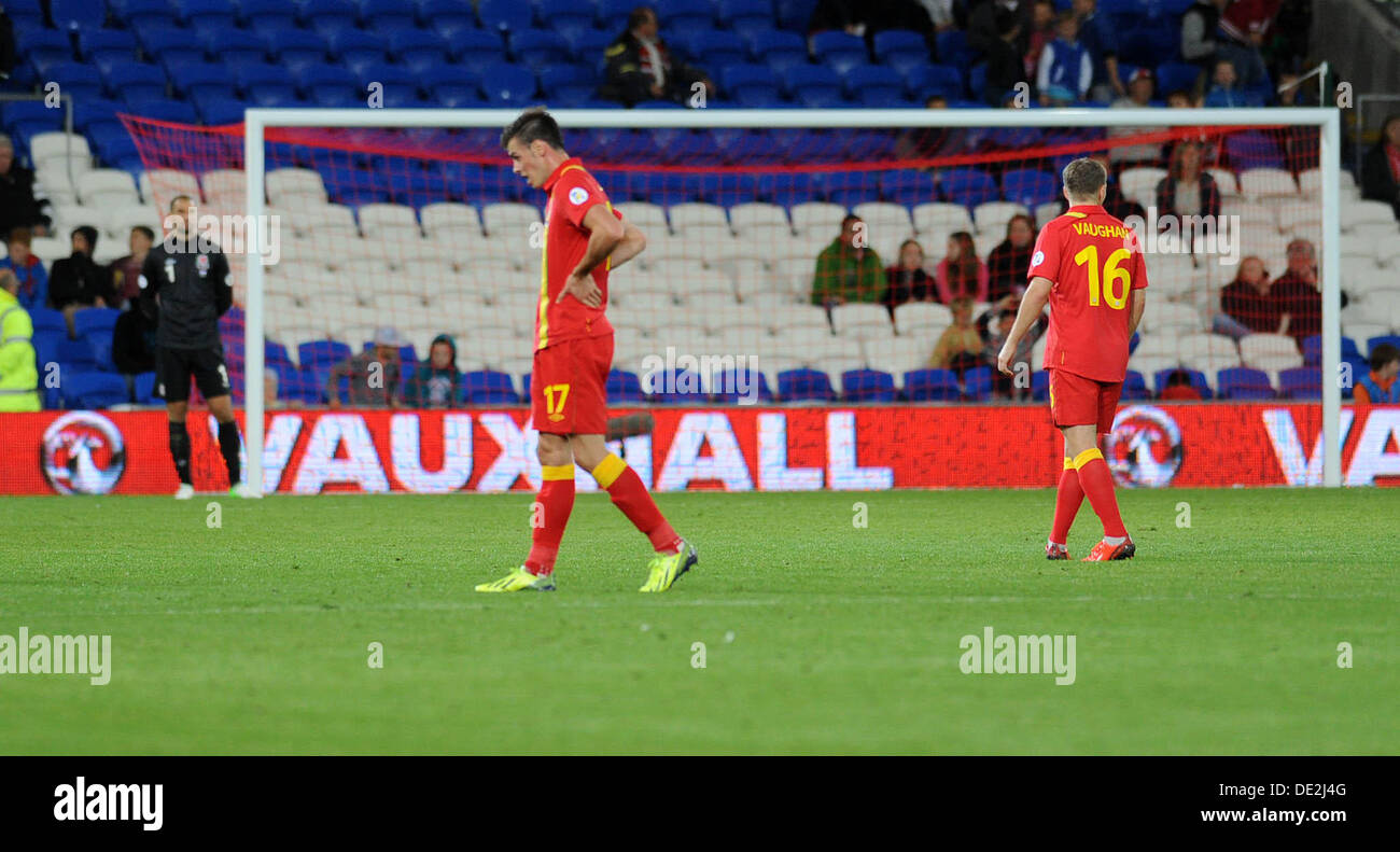 Cardiff, Galles, UK. Decimo Sep, 2013. Il Galles v Serbia 2014 FIFA World Cup Match di qualificazione - Cardiff - 100913 Gareth Bale alla fine del gioco con la Serbia a Cardiff City stadium stasera. Credito: Phil Rees/Alamy Live News Foto Stock