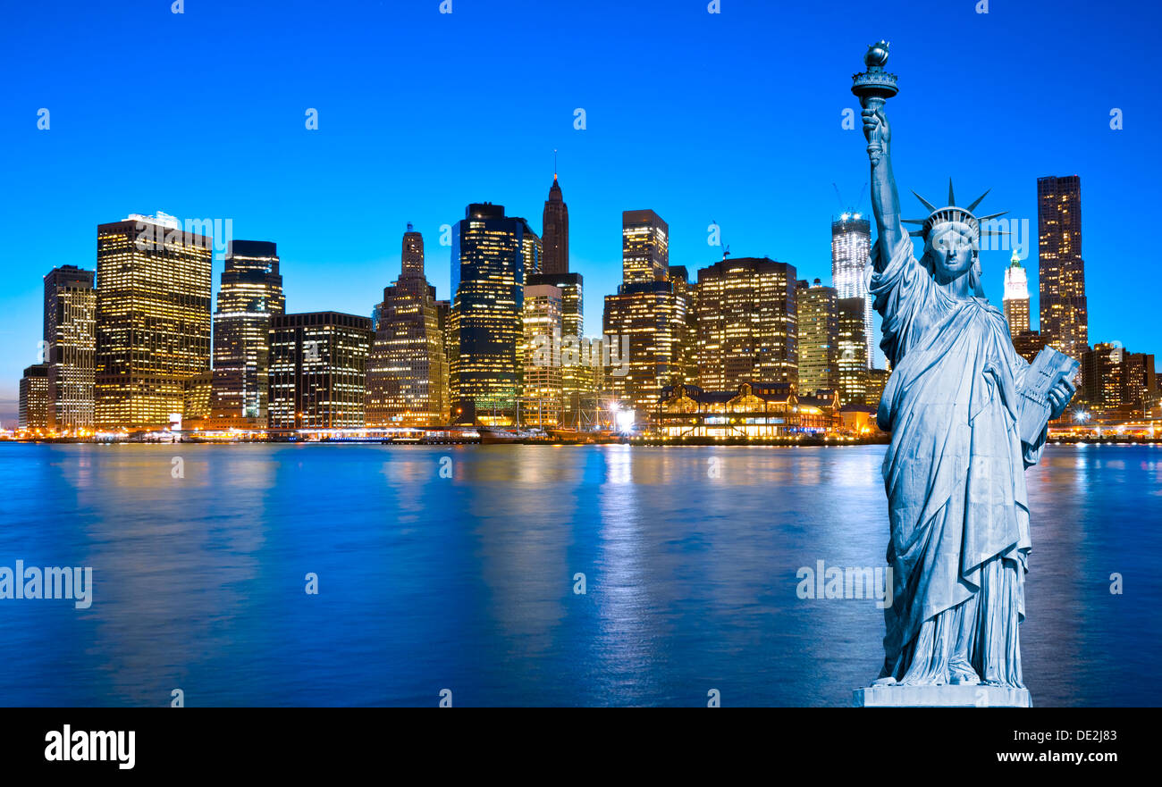 Skyline di Manhattan e la statua della libertà di notte, la città di New York Foto Stock