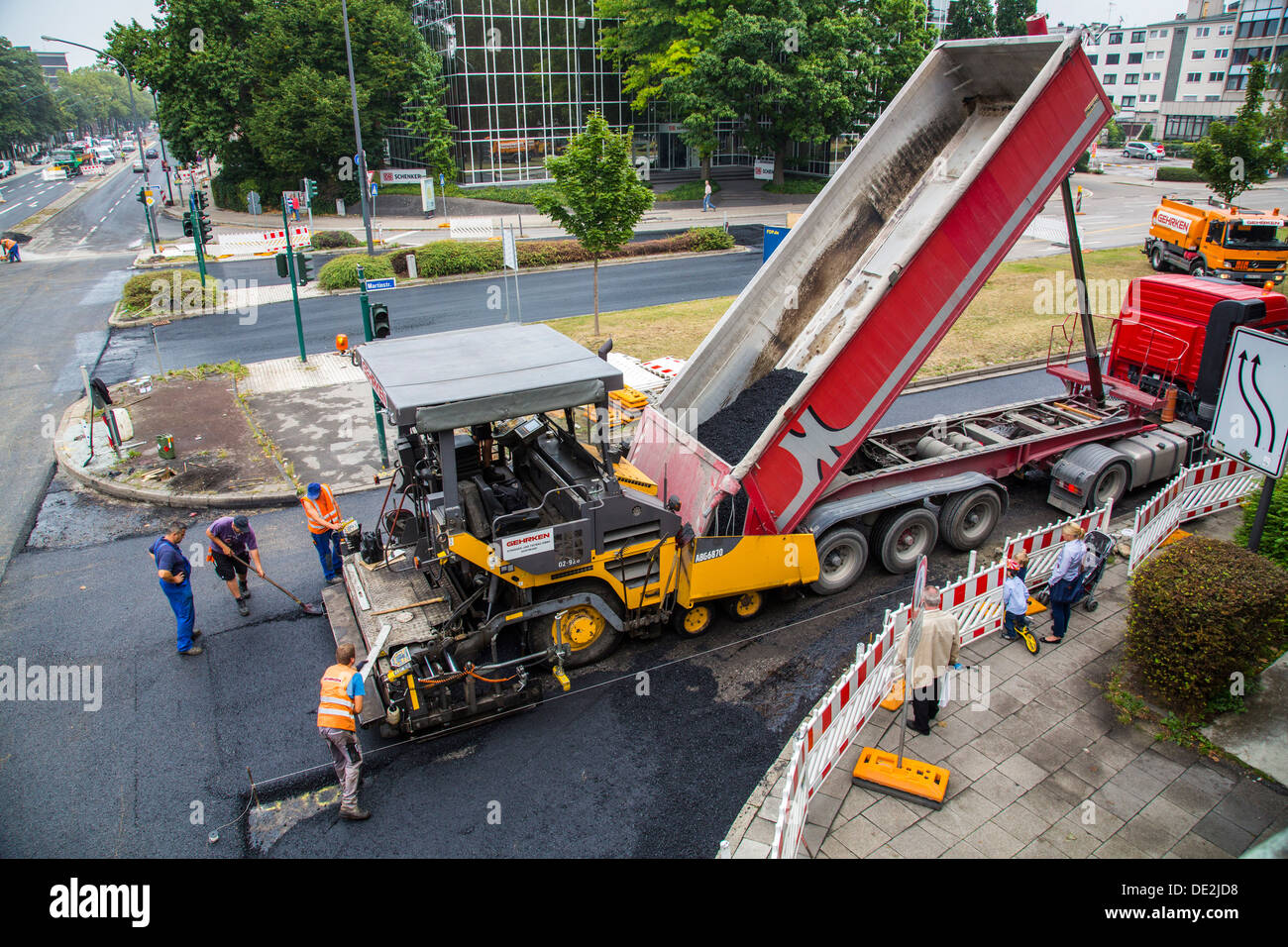 All interno della città strada sito in costruzione. Asfaltato lavorare su un importante nodo stradale. Nuovo manto di asfalto. Alfred Street, B224, di Essen. Foto Stock
