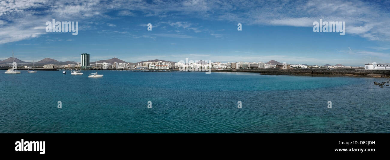 Panorama della città di Arrecife, come visto dal mare, Arrecife, Lanzarote, Isole Canarie, Spagna Foto Stock