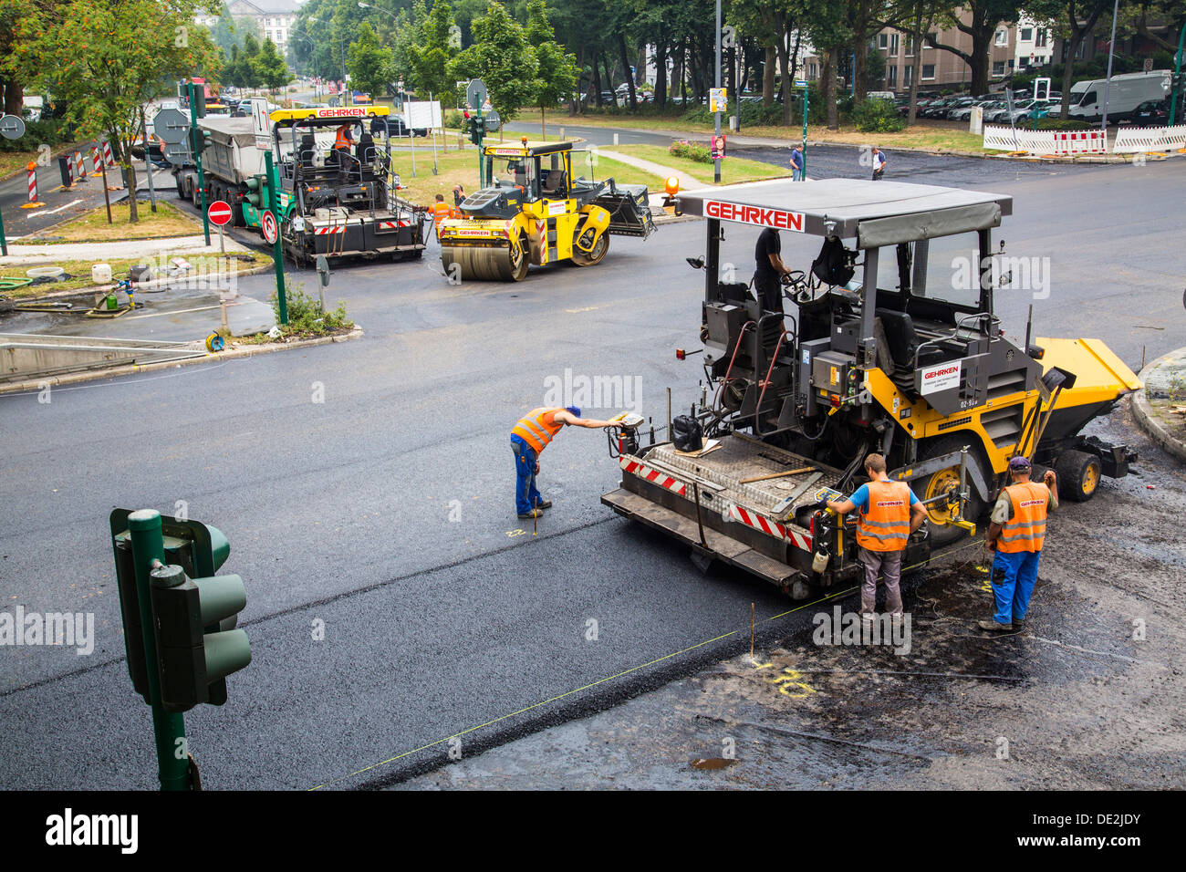 All interno della città strada sito in costruzione. Asfaltato lavorare su un importante nodo stradale. Nuovo manto di asfalto. Alfred Street, B224, di Essen. Foto Stock