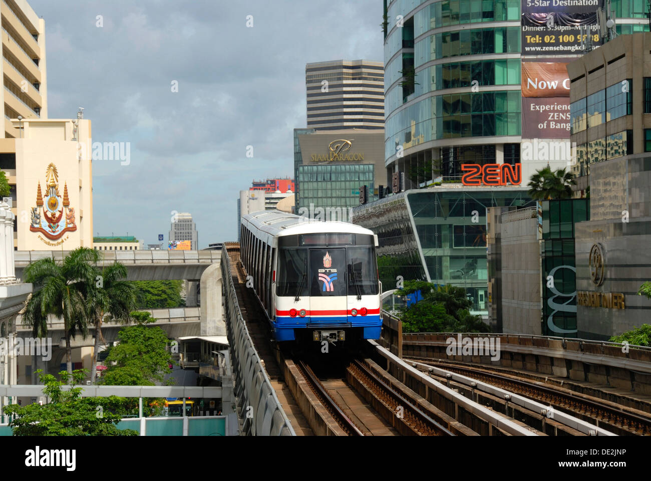 BTS Skytrain, Bangkok Mass Transit System, S-Bahn tra i grattacieli, Bangkok, Thailandia, Sud-est asiatico, in Asia Foto Stock