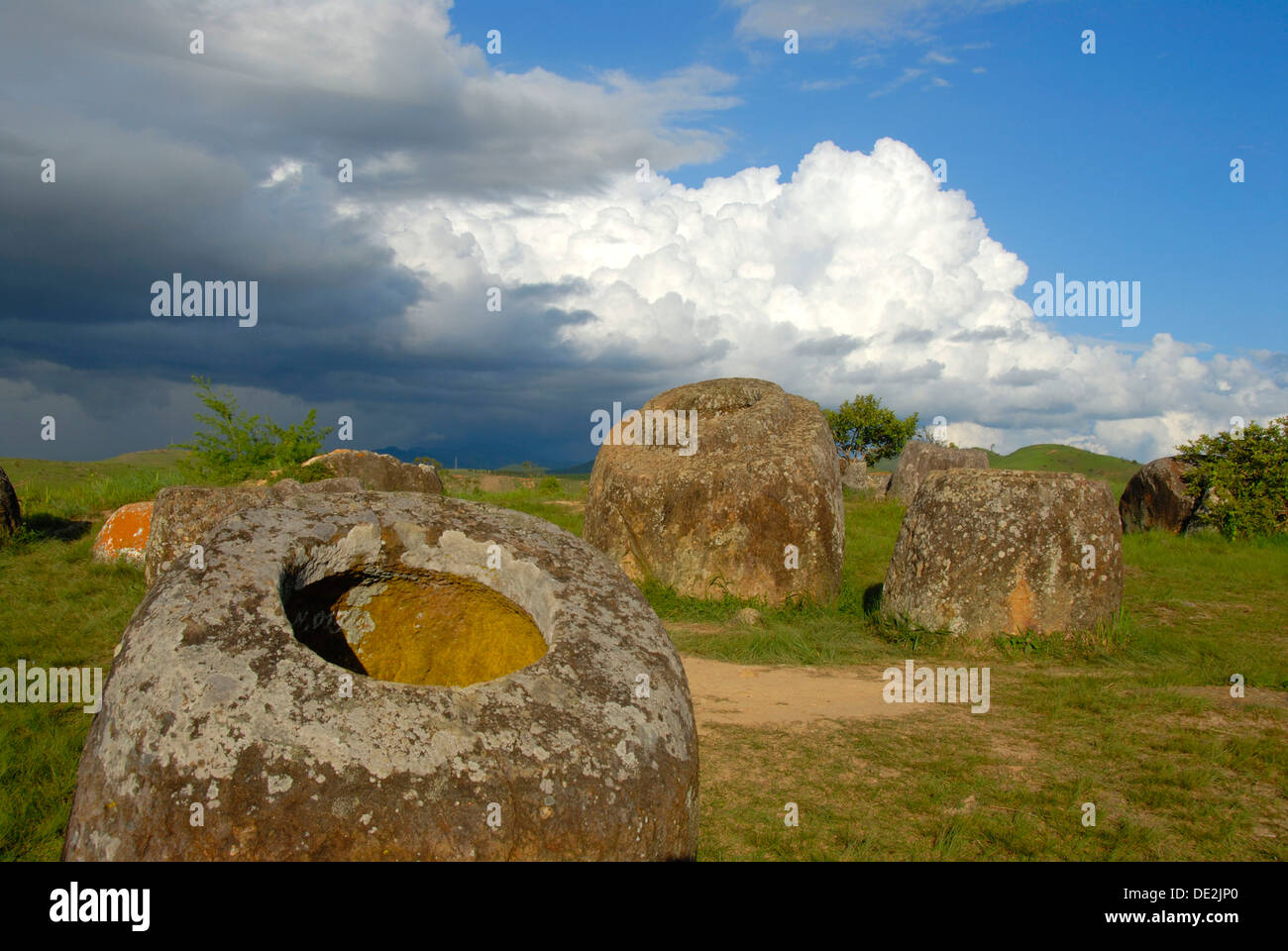 Archeologia, antico grandi vasi in pietra nel paesaggio, Jar sito 1, Thong Hai Hin, Pianura di vasi, vicino a Phonsavan Foto Stock