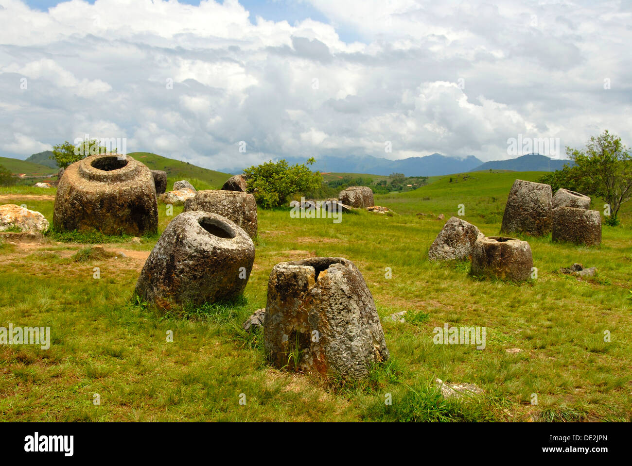 Archeologia, antichi vasi in pietra nel paesaggio, Jar sito 1, Hai Hin Phu Salato, Pianura di vasi, vicino a Phonsavan Foto Stock