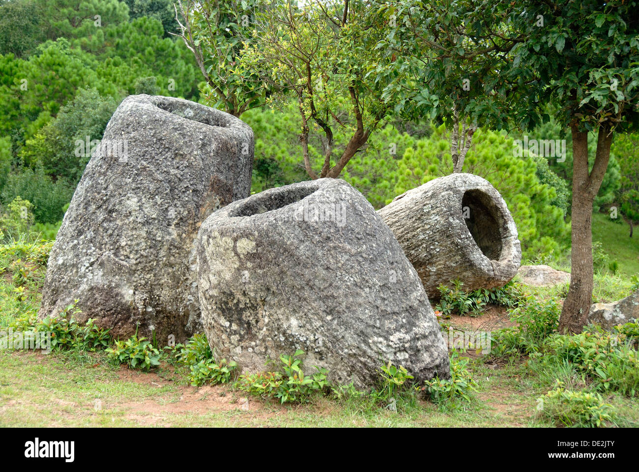 Archeologia, tre antichi vasi in pietra, Jar sito 2, Hai Hin Phu Salato, Pianura di vasi, vicino a Phonsavan, Xieng Khouang provincia Foto Stock