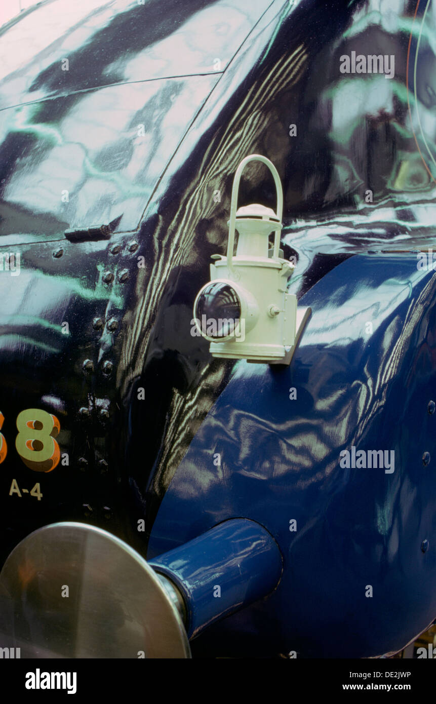 Lampada su 'Mallard', British locomotiva a vapore, National Railway Museum di York, North Yorkshire. Artista: Tony Evans Foto Stock