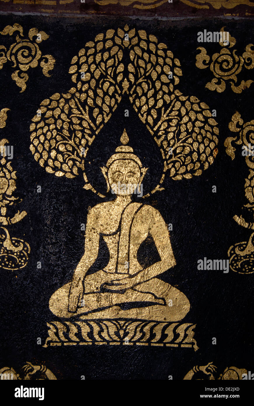 Il Buddismo Theravada, oro antico dipinto murale di Buddha, meditazione, bhumisparsha mudra, bhumisparshamudra gesto di chiamare la messa a terra Foto Stock