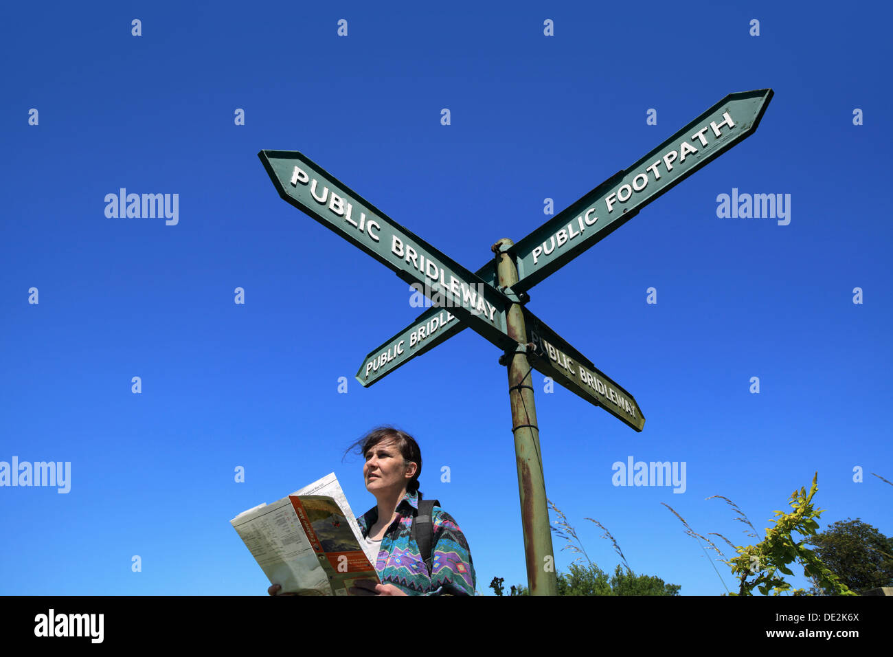 In che modo andare? Un dito di puntamento di orientamento per i quattro modi, vicino Ditchling, East Sussex. Foto Stock