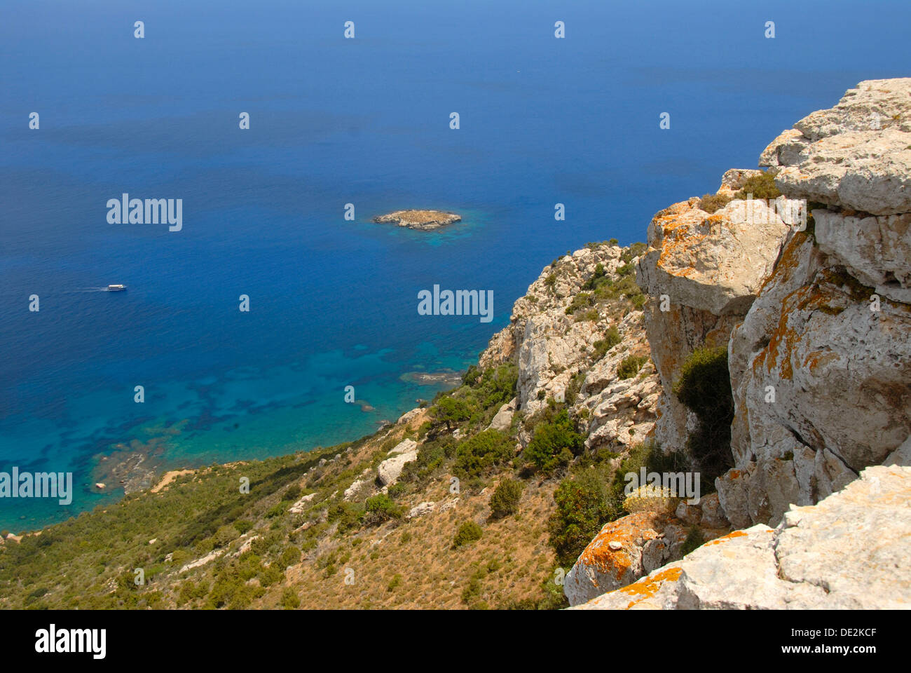 Costa, scogliere, rocce, mare blu, vista dal Monte Moutti tis Sotiras, Bagni di Afrodite,, Akamas Cipro del Sud Foto Stock